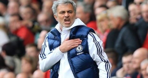 Jose-Mourinho-Chelsea-crest-pump-620x330